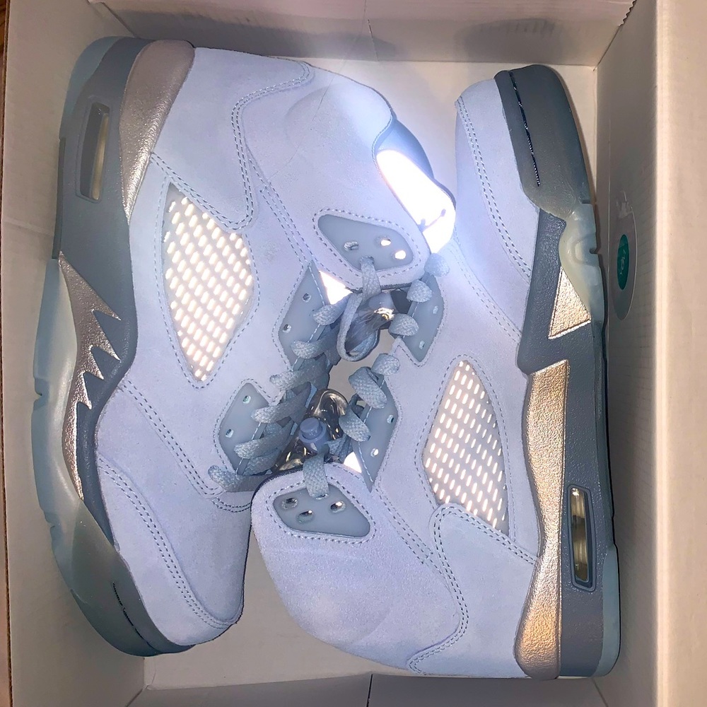 Woman’s Jordan 5 Retro Bluebird Ice/blue graphite